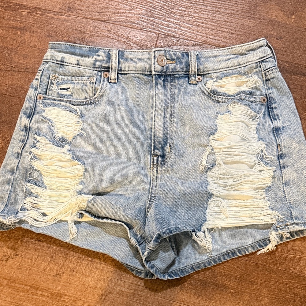 American Eagle Outfitters Light Blue Distressed Mom Jean Shorts